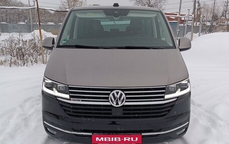 Volkswagen Multivan T6 рестайлинг, 2023 год, 8 800 000 рублей, 1 фотография