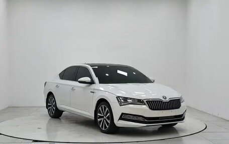Skoda Superb III рестайлинг, 2022 год, 2 240 000 рублей, 1 фотография