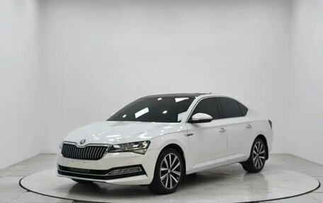 Skoda Superb III рестайлинг, 2022 год, 2 240 000 рублей, 2 фотография