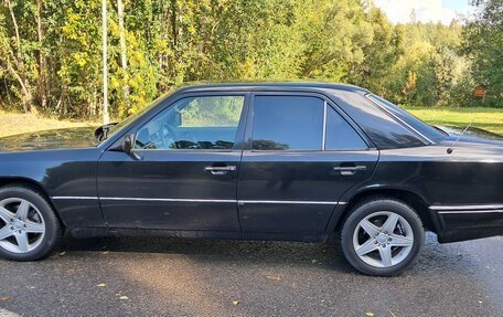 Mercedes-Benz E-Класс, 1993 год, 530 000 рублей, 1 фотография
