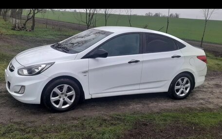 Hyundai Solaris II рестайлинг, 2012 год, 600 000 рублей, 1 фотография