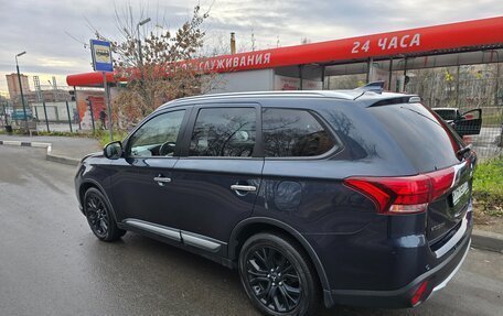 Mitsubishi Outlander III рестайлинг 3, 2018 год, 2 350 000 рублей, 15 фотография