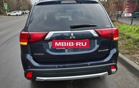 Mitsubishi Outlander III рестайлинг 3, 2018 год, 2 350 000 рублей, 14 фотография