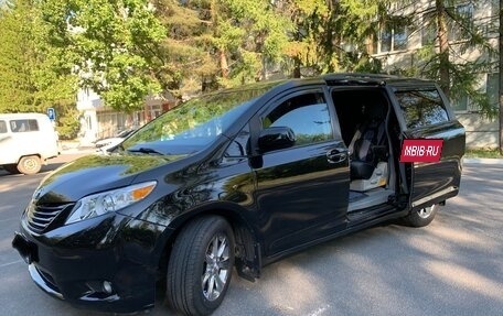 Toyota Sienna III, 2010 год, 1 599 999 рублей, 4 фотография