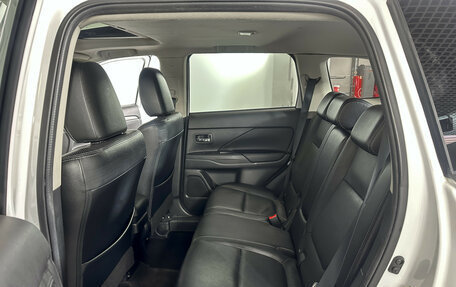 Mitsubishi Outlander III рестайлинг 3, 2014 год, 1 535 000 рублей, 10 фотография