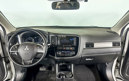 Mitsubishi Outlander III рестайлинг 3, 2014 год, 1 535 000 рублей, 12 фотография