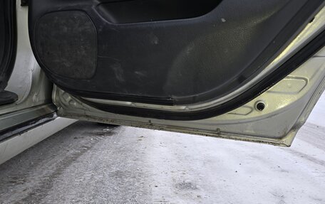 Toyota Avensis III рестайлинг, 2004 год, 530 000 рублей, 23 фотография