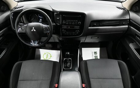 Mitsubishi Outlander III рестайлинг 3, 2019 год, 1 950 000 рублей, 10 фотография