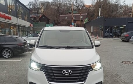 Hyundai H-1 II рестайлинг, 2019 год, 2 700 000 рублей, 1 фотография