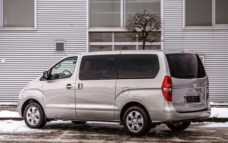 Hyundai Grand Starex Grand Starex I рестайлинг 2, 2015 год, 2 195 000 рублей, 4 фотография