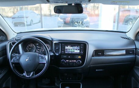 Mitsubishi Outlander III рестайлинг 3, 2017 год, 2 187 000 рублей, 11 фотография