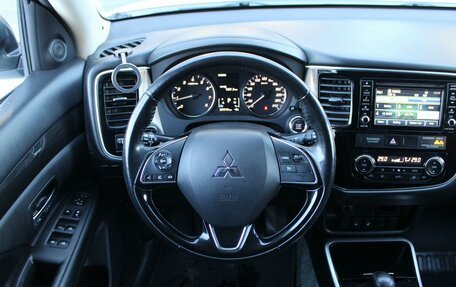 Mitsubishi Outlander III рестайлинг 3, 2017 год, 2 187 000 рублей, 13 фотография