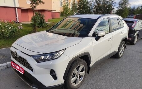 Toyota RAV4, 2021 год, 3 300 000 рублей, 1 фотография