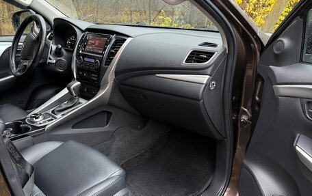 Mitsubishi Pajero Sport III рестайлинг, 2017 год, 3 200 000 рублей, 7 фотография