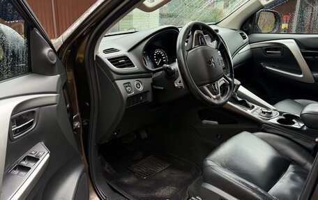 Mitsubishi Pajero Sport III рестайлинг, 2017 год, 3 200 000 рублей, 10 фотография