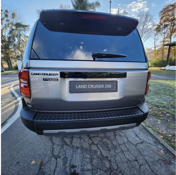 Toyota Land Cruiser Prado 150 рестайлинг 2, 2024 год, 13 000 000 рублей, 2 фотография