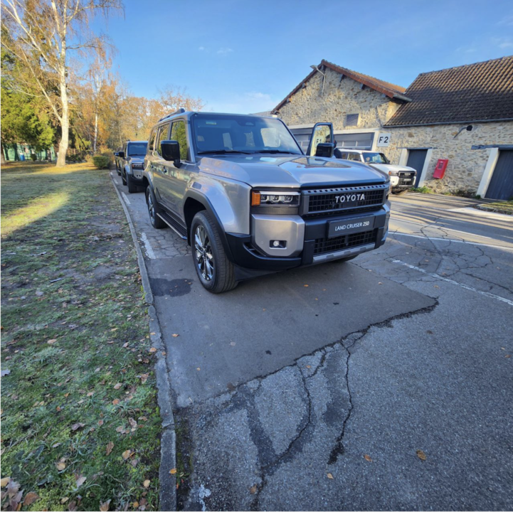 Toyota Land Cruiser Prado 150 рестайлинг 2, 2024 год, 13 000 000 рублей, 4 фотография