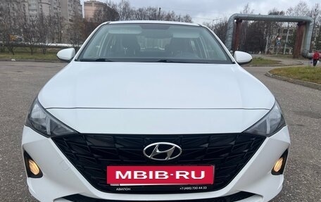 Hyundai Solaris II рестайлинг, 2021 год, 1 680 000 рублей, 2 фотография