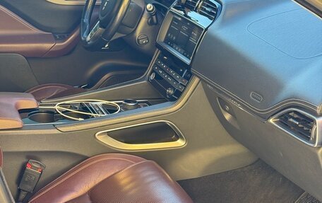 Jaguar F-Pace, 2016 год, 3 200 000 рублей, 26 фотография