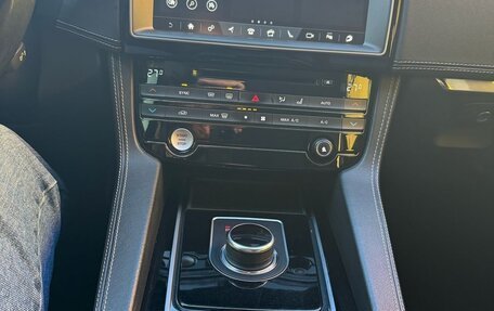 Jaguar F-Pace, 2016 год, 3 200 000 рублей, 28 фотография