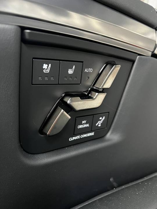 Lexus LM I, 2026 год, 25 000 000 рублей, 16 фотография