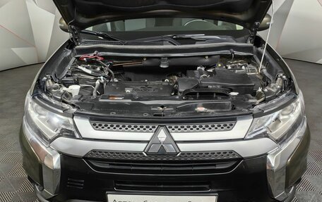 Mitsubishi Outlander III рестайлинг 3, 2018 год, 1 697 000 рублей, 11 фотография