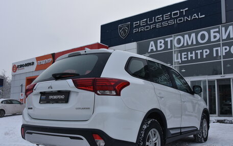 Mitsubishi Outlander III рестайлинг 3, 2019 год, 2 200 000 рублей, 9 фотография