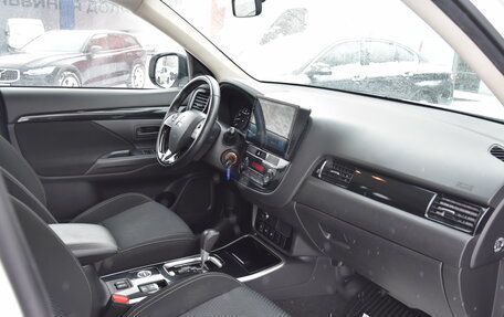 Mitsubishi Outlander III рестайлинг 3, 2019 год, 2 200 000 рублей, 26 фотография