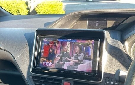 Toyota Noah III, 2018 год, 1 798 000 рублей, 15 фотография