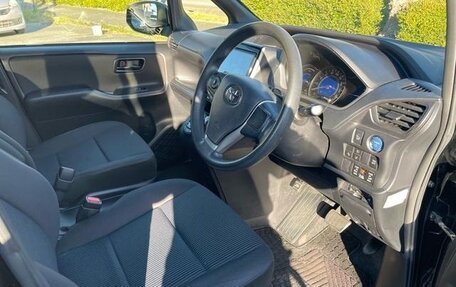 Toyota Noah III, 2018 год, 1 798 000 рублей, 11 фотография