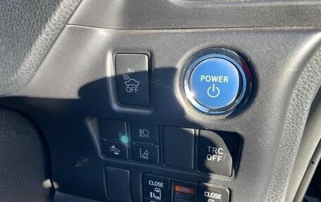 Toyota Noah III, 2018 год, 1 798 000 рублей, 12 фотография