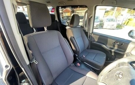 Toyota Noah III, 2018 год, 1 798 000 рублей, 13 фотография