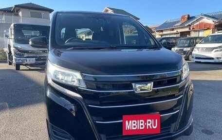 Toyota Noah III, 2018 год, 1 798 000 рублей, 5 фотография