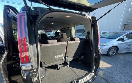 Toyota Noah III, 2018 год, 1 798 000 рублей, 29 фотография