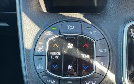 Toyota Noah III, 2018 год, 1 798 000 рублей, 19 фотография