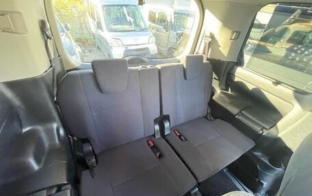 Toyota Noah III, 2018 год, 1 798 000 рублей, 30 фотография