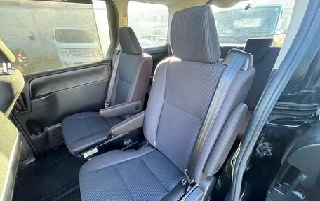 Toyota Noah III, 2018 год, 1 798 000 рублей, 21 фотография