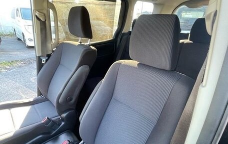 Toyota Noah III, 2018 год, 1 798 000 рублей, 20 фотография