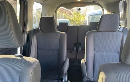 Toyota Noah III, 2018 год, 1 798 000 рублей, 23 фотография