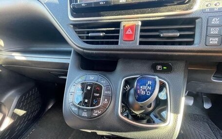 Toyota Noah III, 2018 год, 1 798 000 рублей, 33 фотография