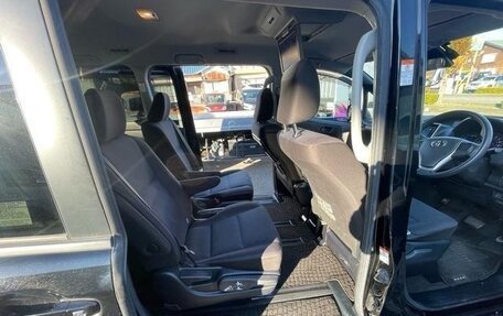 Toyota Noah III, 2018 год, 1 798 000 рублей, 32 фотография