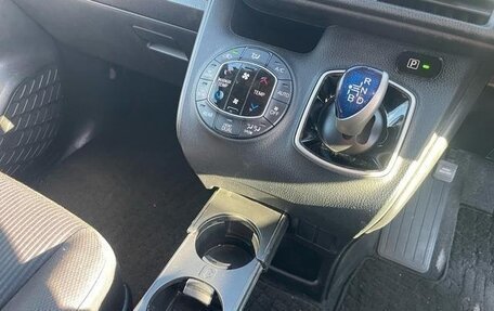 Toyota Noah III, 2018 год, 1 798 000 рублей, 34 фотография