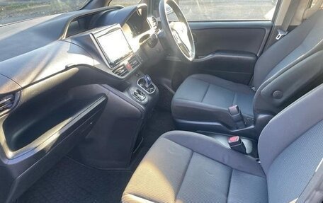 Toyota Noah III, 2018 год, 1 798 000 рублей, 39 фотография