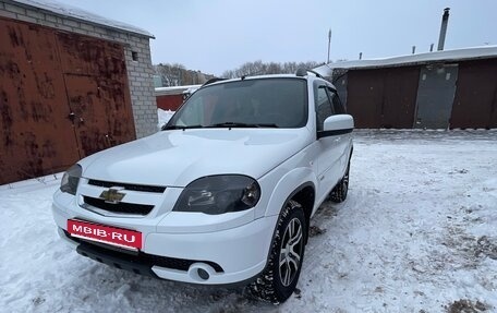 Chevrolet Niva I рестайлинг, 2017 год, 880 000 рублей, 3 фотография