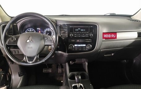 Mitsubishi Outlander III рестайлинг 3, 2015 год, 1 699 000 рублей, 8 фотография