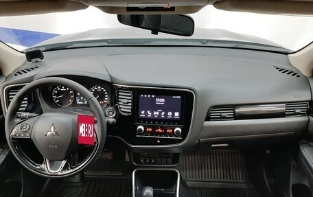 Mitsubishi Outlander III рестайлинг 3, 2022 год, 2 680 000 рублей, 9 фотография