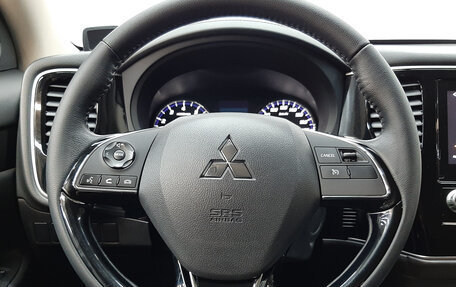 Mitsubishi Outlander III рестайлинг 3, 2022 год, 2 680 000 рублей, 15 фотография