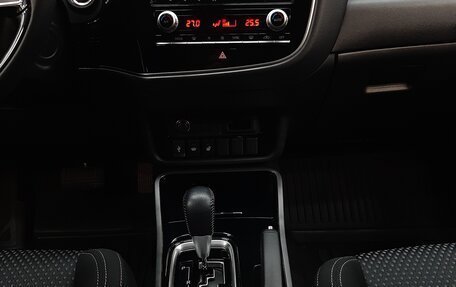 Mitsubishi Outlander III рестайлинг 3, 2022 год, 2 680 000 рублей, 20 фотография