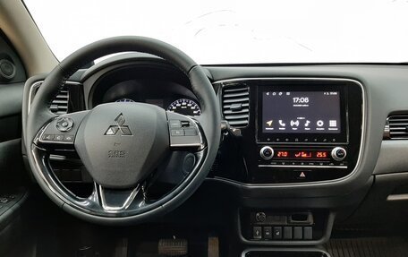 Mitsubishi Outlander III рестайлинг 3, 2022 год, 2 680 000 рублей, 18 фотография