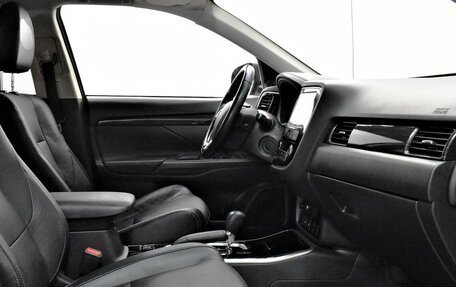 Mitsubishi Outlander III рестайлинг 3, 2017 год, 2 100 000 рублей, 12 фотография